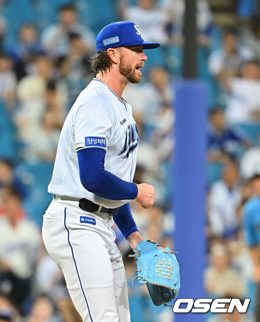 [OSEN=대구, 이석우 기자] 29일 대구삼성라이온즈파크에서 2026 신한 SOL KBO 리그 삼성 라이온즈와 KT 위즈의 경기가 열렸다. 홈팀 삼성은 페덱이, 방문팀 KT는 로건이 선발 출전했다. 삼성 라이온즈 선발 투수 페덱이 4회초 2사 1루 KT 위즈 한승택을 삼진으로 잡고 환호하고 있다. 2026.08.29 / foto0307@osen.co.kr