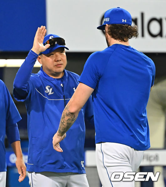 [OSEN=대구, 이석우 기자] 29일 대구삼성라이온즈파크에서 2026 신한 SOL KBO 리그 삼성 라이온즈와 KT 위즈의 경기가 열렸다. 홈팀 삼성은 페덱이, 방문팀 KT는 로건이 선발 출전했다. 삼성 라이온즈 박진만 감독이 KT 위즈에 4-2로 승리한 후 페덱과 기쁨을 나누고 하고 있다. 2026.08.29 / foto0307@osen.co.kr