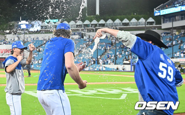 [OSEN=대구, 이석우 기자] 29일 대구삼성라이온즈파크에서 2026 신한 SOL KBO 리그 삼성 라이온즈와 KT 위즈의 경기가 열렸다. 홈팀 삼성은 페덱이, 방문팀 KT는 로건이 선발 출전했다. 삼성 라이온즈 페덱이 KT 위즈에 4-2로 승리, 1위로 올라선 후 가족의 축하 물세례를 받고 있다. 2026.08.29 / foto0307@osen.co.kr
