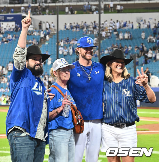 [OSEN=대구, 이석우 기자] 29일 대구삼성라이온즈파크에서 2026 신한 SOL KBO 리그 삼성 라이온즈와 KT 위즈의 경기가 열렸다. 홈팀 삼성은 페덱이, 방문팀 KT는 로건이 선발 출전했다. 삼성 라이온즈 페덱이 KT 위즈에 4-2로 승리, 1위로 올라선 후 가족과 기념촬영을 하고 있다. 2026.08.29 / foto0307@osen.co.kr