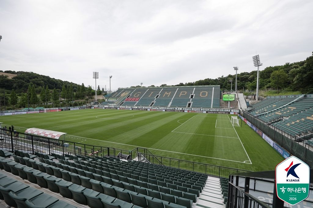 프로축구연맹이 직원 횡령 사건으로 혼란에 빠진 김포FC를 돕기 위해 전문가들로 구성된 지원팀을 파견한다. 사진은 김포 홈구장 솔터축구장 전경. 사진 프로축구연맹.