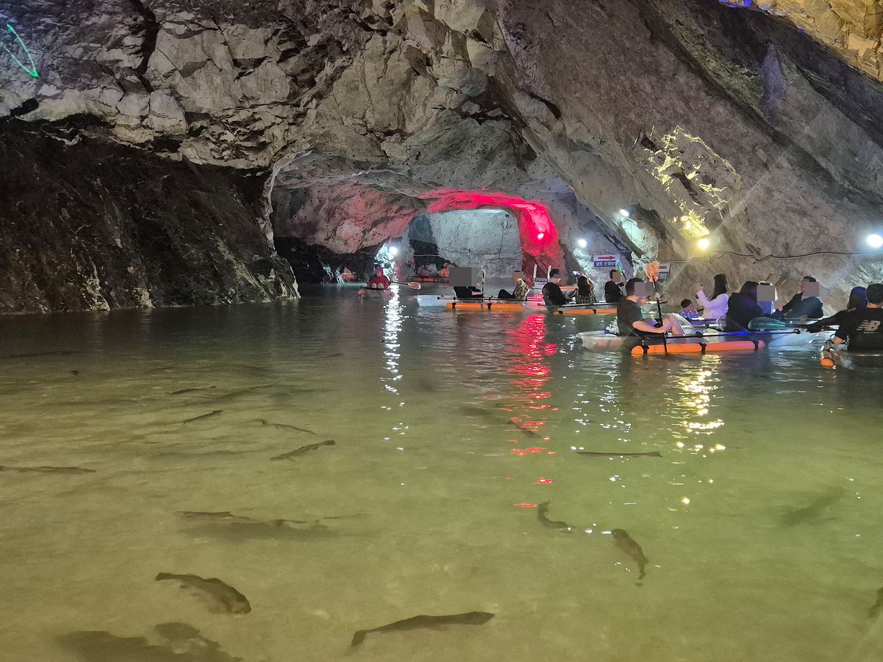 지난 25일 충북 충주시 활옥동굴에서 관광객들이 투명 카약을 즐기고 있다. 최종권 기자