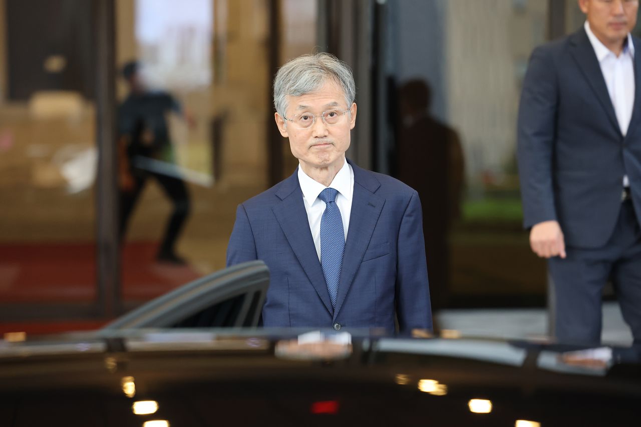 조희대 대법원장이 28일 서울 서초구 대법원을 나서고 있다. 이날 국회에 따르면 조 대법원장은 오는 31일 국회 법사위 현안질의에 “사법부 독립에 반한다”며 불출석하겠다는 뜻을 밝혔다. [연합뉴스]