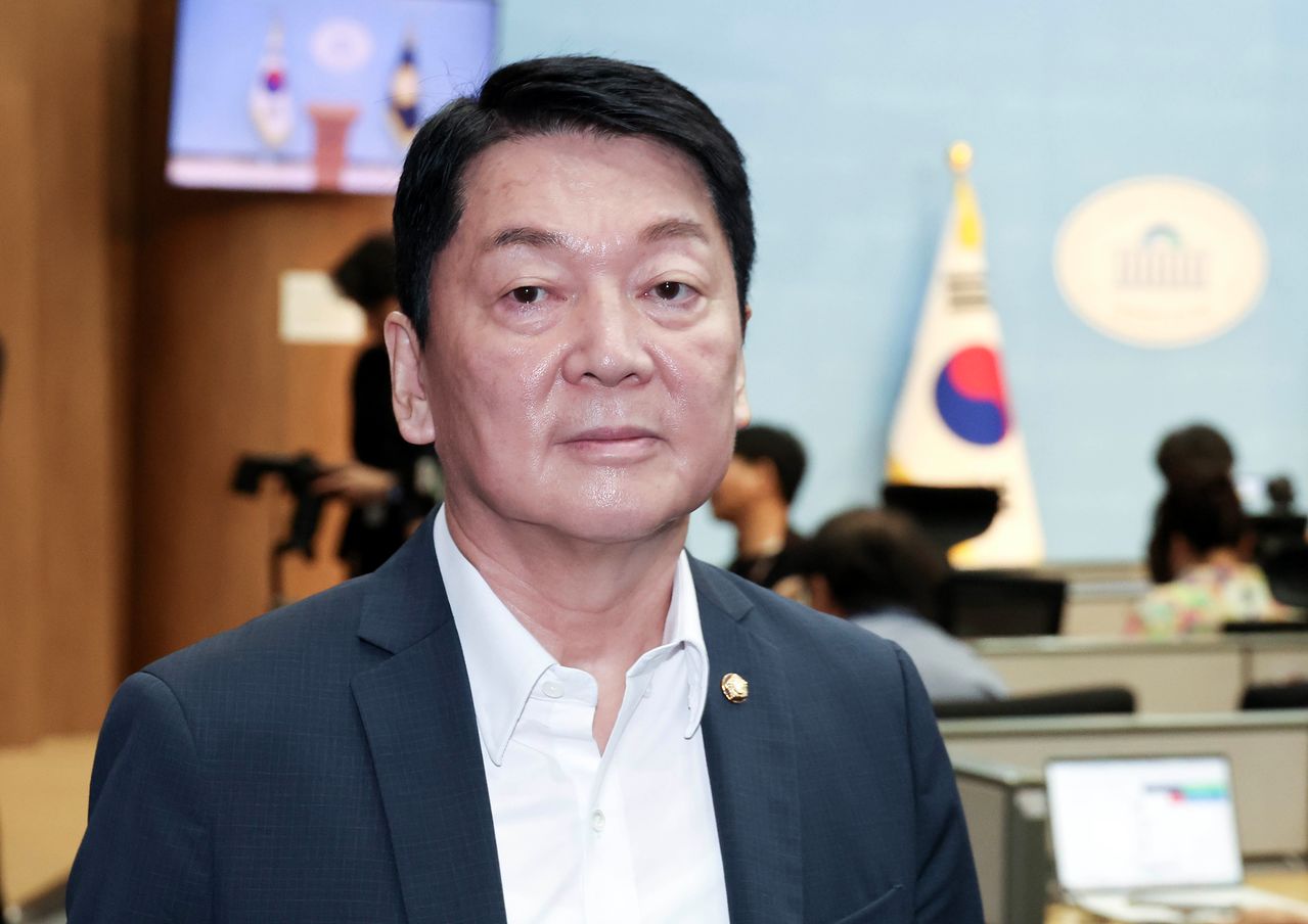 안철수 국민의힘 의원이 지난 12일 국회 소통관에서 현안 관련 기자회견을 마친 뒤 이동하고 있다. 임현동 기자