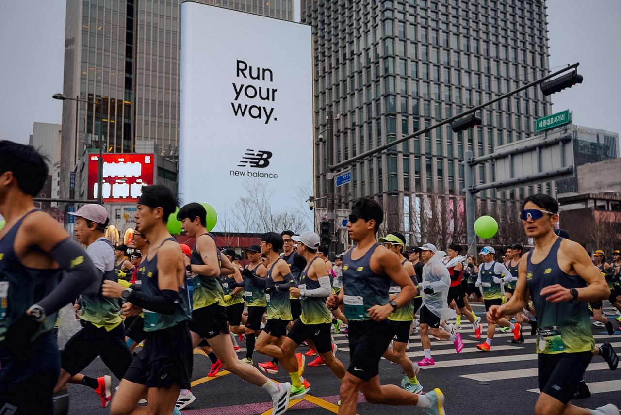 지난 3월 열린 이랜드 뉴발란스의 '2026 런 유어 웨이 하프 레이스'에서 참가자들이 서울 도심을 달리고 있다. 사진 이랜드