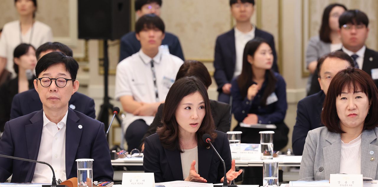 김진아 외교부 2차관(가운데)이 5일 청와대에서 열린 외교부(재외동포청), 통일부, 국방부(병무청·방위사업청), 국가보훈부 업무 보고에서 이재명 대통령의 질의에 답변을 하고 있다. 청와대사진기자단