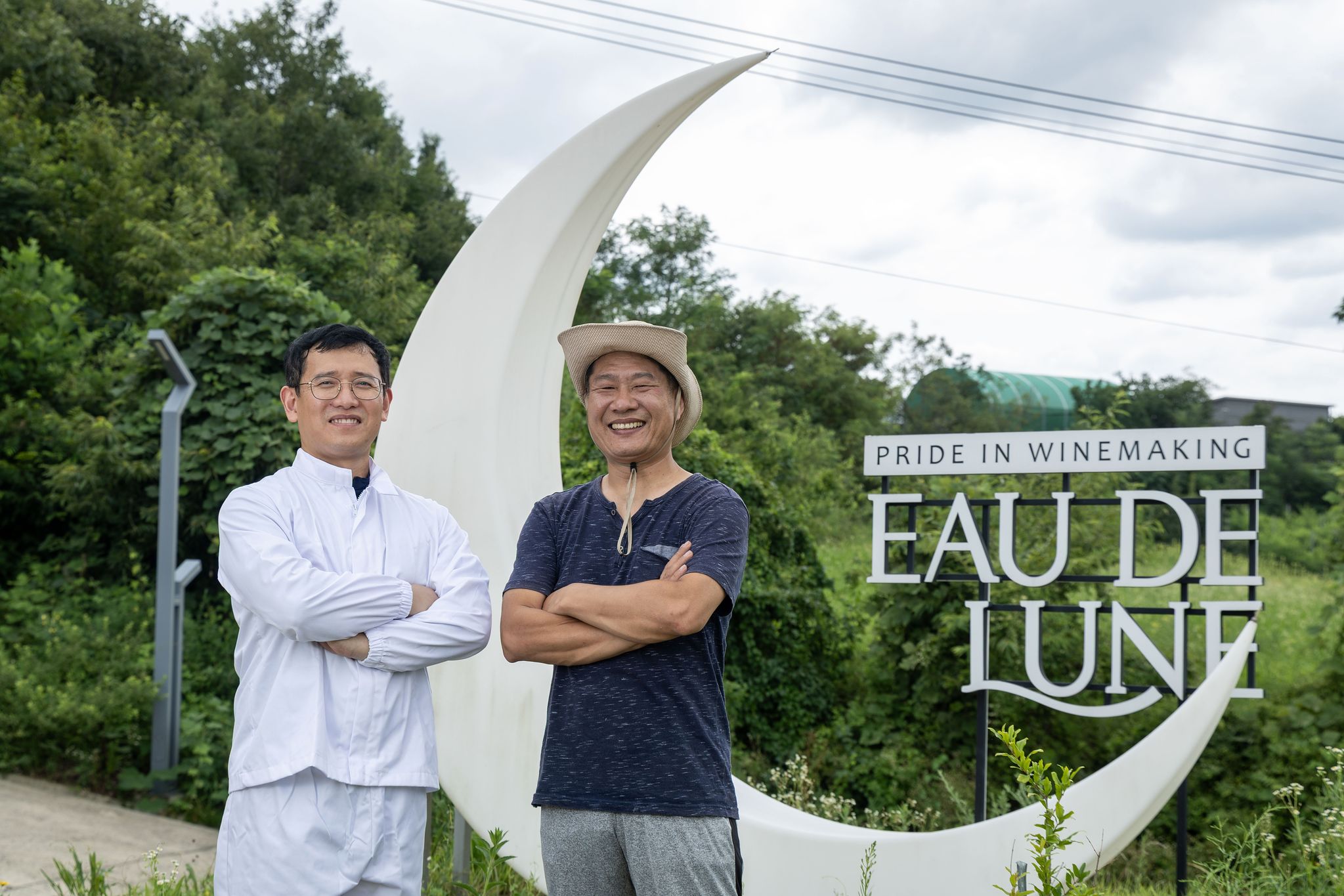 오드린(Eau de Lune) 은 프랑스어로 '달의 물방울이라는 뜻이며, 집안 포도농장 이름인 '월류원'(月流園) 에서 유래했다. 박천명 대표(오른쪽)와 전현일 양조팀장.