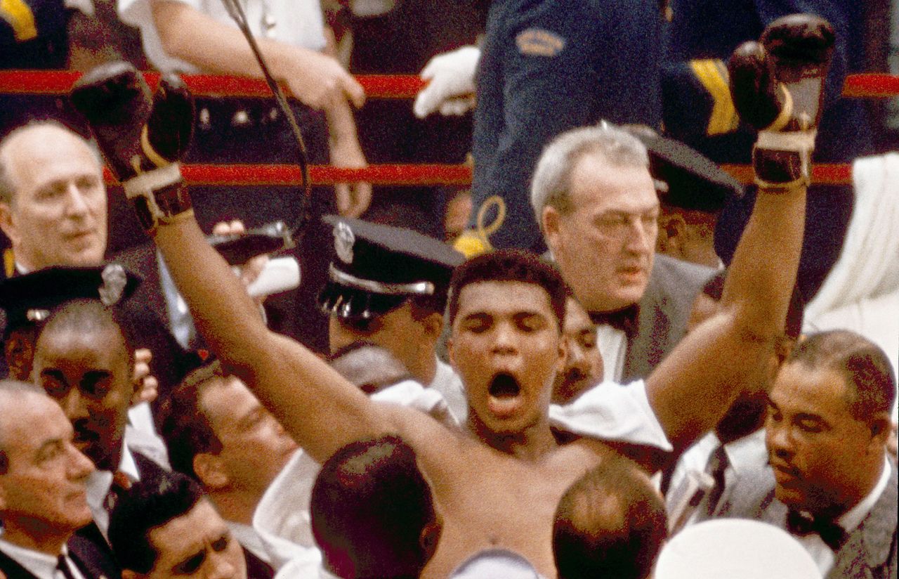 FILE - In this Feb. 25, 1964, file photo, Muhammad Ali, or Cassius Clay at the time, strikes a familiar pose as he shouts "I am the greatest," as he leaves the ring, arms raised, following his defeat of former heavyweight boxing champion Sonny Liston, in Miami Beach, Fla. (AP Photo/File) 4891. FEB. 25, 1964, FILE PHOTO  〈저작권자(c) 연합뉴스, 무단 전재-재배포, AI 학습 및 활용 금지〉