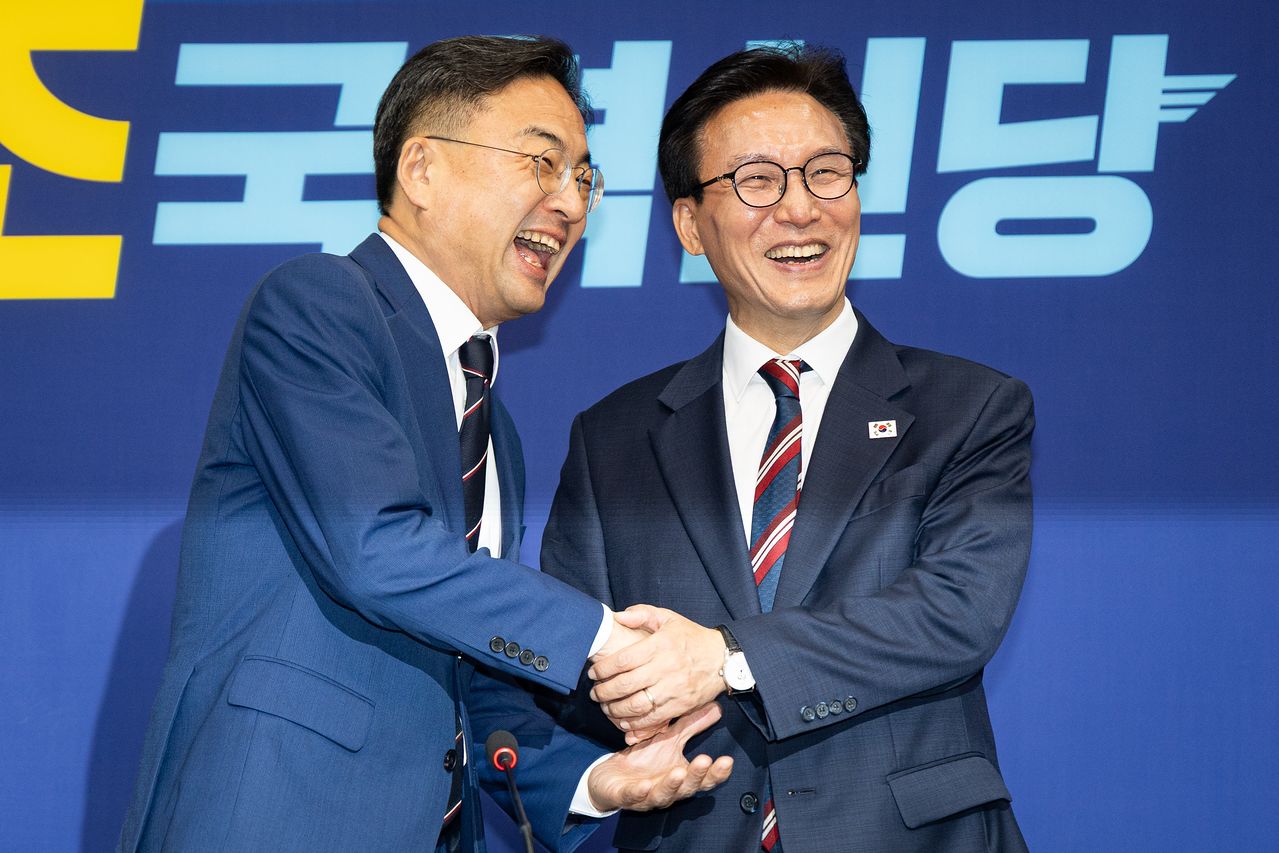 김민석 더불어민주당 대표가 24일 서울 여의도 국회에서 신장식 조국혁신당 대표를 예방, 손을 맞잡고 기념 촬영을 하고 있다. 뉴스1