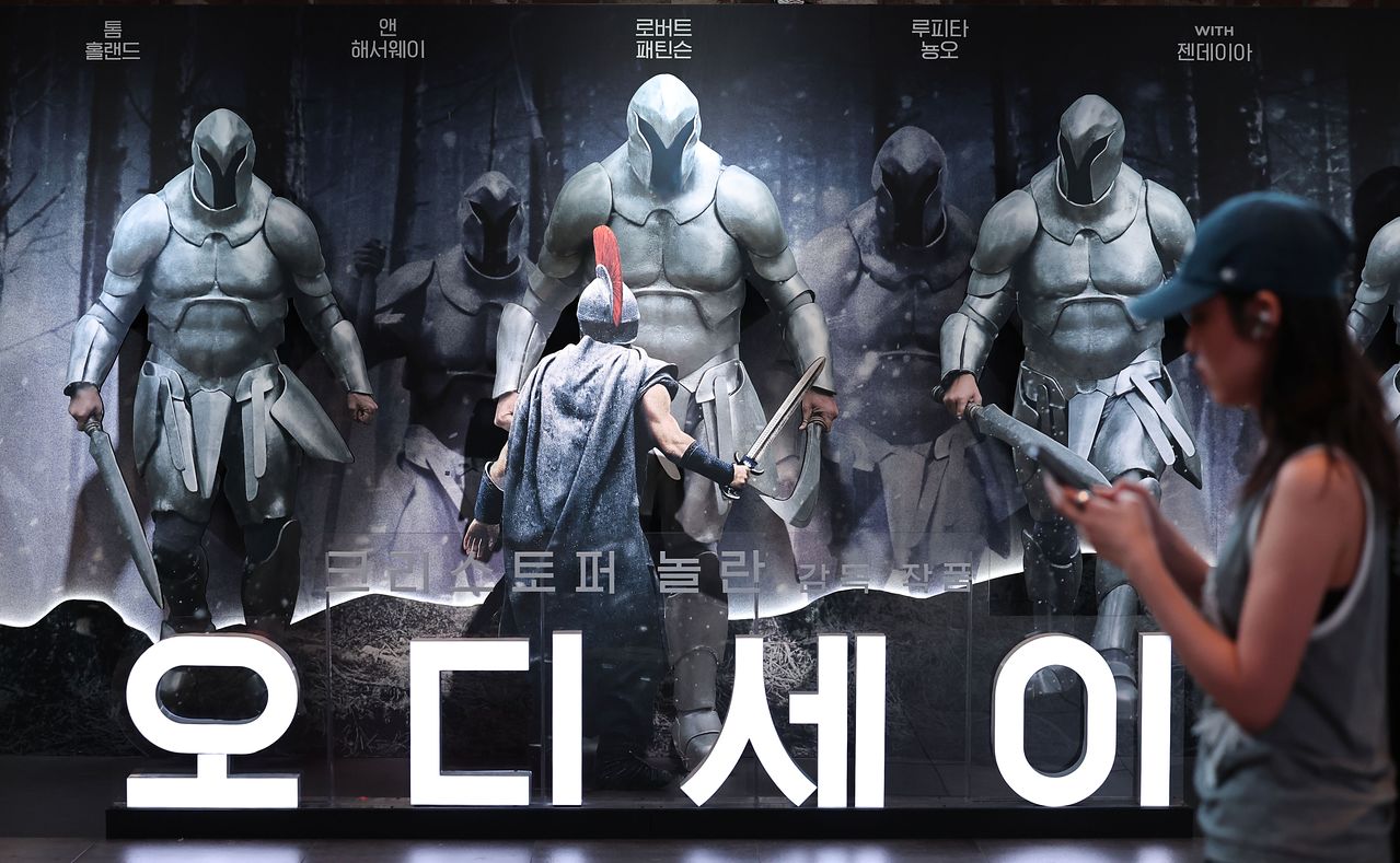 영화 ‘오디세이’의 흥행으로 아이맥스(IMAX) 상영관 예매 수요가 급증하면서 암표 거래가 기승을 부리고 있다. CGV는 암표 거래를 막기 위해 용산아이파크몰 아이맥스관의 예매 가능 매수를 1회 및 하루 최대 4매로 제한했다. 사진은 28일 서울 용산구 CGV 용산아이파크몰 모습. 뉴스1