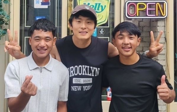 웹툰작가 기안84가 지난해 8월 한국을 찾은 네팔 소년 라이(왼쪽), 타망과 기념사진을 찍은 모습. 인스타그램 캡처