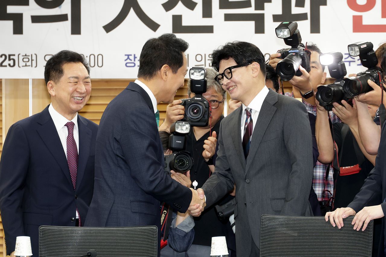 25일 의원회관에서 김기현 의원실 등이 주최하는 "미국의 大전략과 한국의 선택" : 「제10차 대한민국 미래혁신포럼 세미나」가 열렸다. 오세훈 서울시장과 한동훈 무소속 의원이 악수하고 있다. 장진영 기자