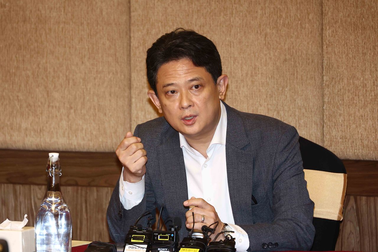 임상우 정부합동 신속대응팀 단장이 28일(현지시간) 네팔 카트만두의 한 호텔에서 현 상황에 대한 브리핑을 하고 있다. 뉴시스