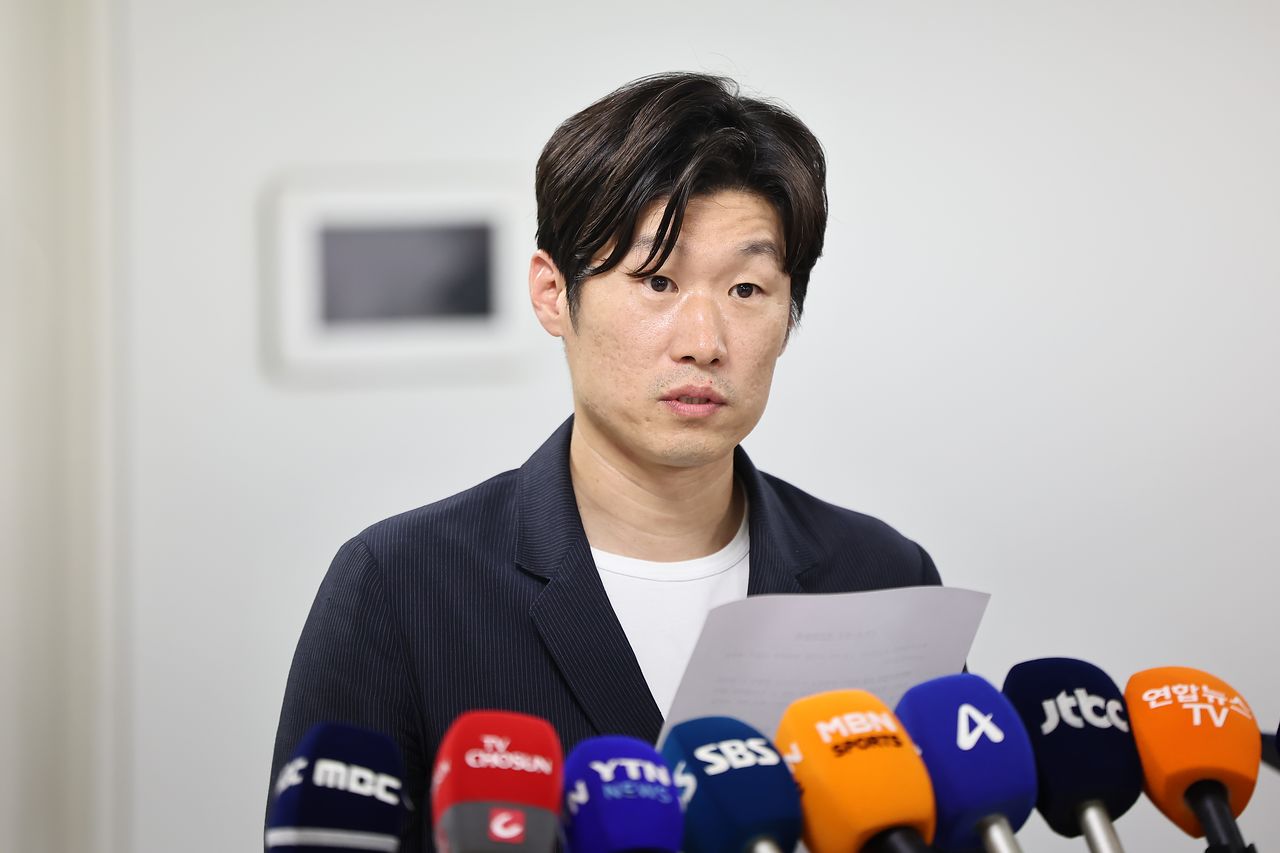 박지성 K-축구혁신위원회 공동위원장이 지난 11일 서울시 종로 국립현대미술관 사무동에서 열린 K-축구 혁신위원회 6차 회의를 마친 뒤 브리핑을 하고 있다. 뉴스1