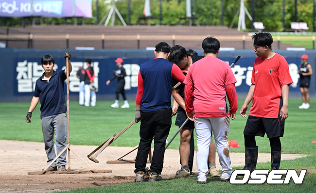 [OSEN=광주, 이대선 기자] 29일 광주-기아 챔피언스필드에서 2026 신한 SOL KBO리그 KIA 타이거즈와 SSG 랜더스의 경기가 열렸다.이날 KIA는 올러, SSG은 아빌라를 선발로 내세웠다.경기에 앞서 그라운드 키퍼가 복구 작업을 하고 있다. 2026.08.29 /sunday@osen.co.kr