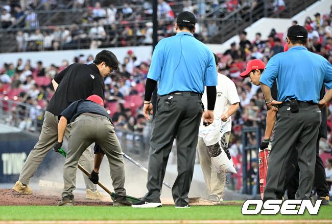 [OSEN=광주, 이대선 기자] 29일 광주-기아 챔피언스필드에서 2026 신한 SOL KBO리그 KIA 타이거즈와 SSG 랜더스의 경기가 열렸다.이날 KIA는 올러, SSG은 아빌라를 선발로 내세웠다.4회초에 앞서 그라운드 키퍼가 마운드를 정비하고 있다. 2026.08.29 /sunday@osen.co.kr