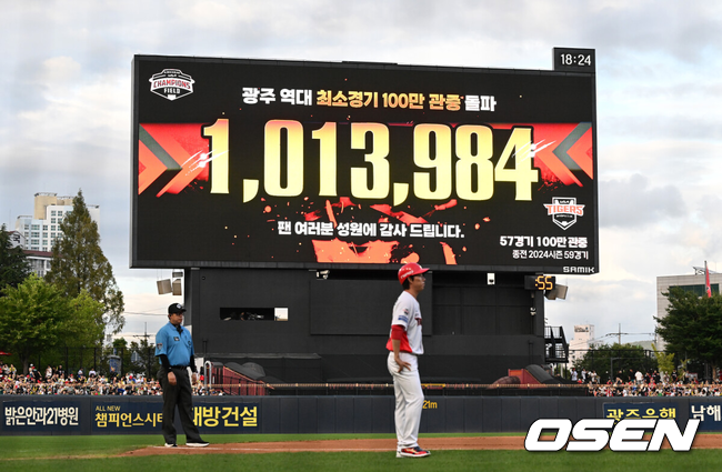 [OSEN=광주, 이대선 기자] 29일 광주-기아 챔피언스필드에서 2026 신한 SOL KBO리그 KIA 타이거즈와 SSG 랜더스의 경기가 열렸다.이날 KIA는 올러, SSG은 아빌라를 선발로 내세웠다.2회말 공수교대 때 광주 역대 최소경기 100만 관중 돌파를 알리는 문구가 전광판에 표시되고 있다. 2026.08.29 /sunday@osen.co.kr