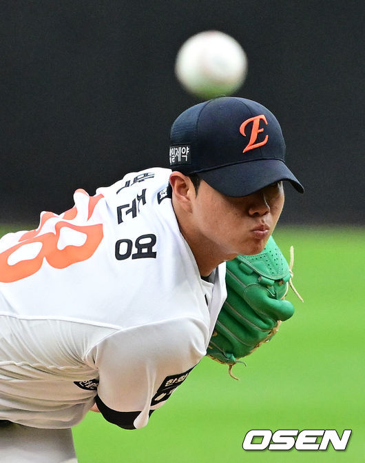[OSEN=대전, 지형준 기자] 7일 대전 한화생명 볼파크에서 2026 신한 SOL KBO리그 한화 이글스와 NC 다이노스의 경기가 열렸다.이날 한화는 박준영, NC는 커티스 테일러가 선발로 나섰다.1회초 한화 박준영이 역투하고 있다. 2026.07.07 / jpnews@osen.co.kr