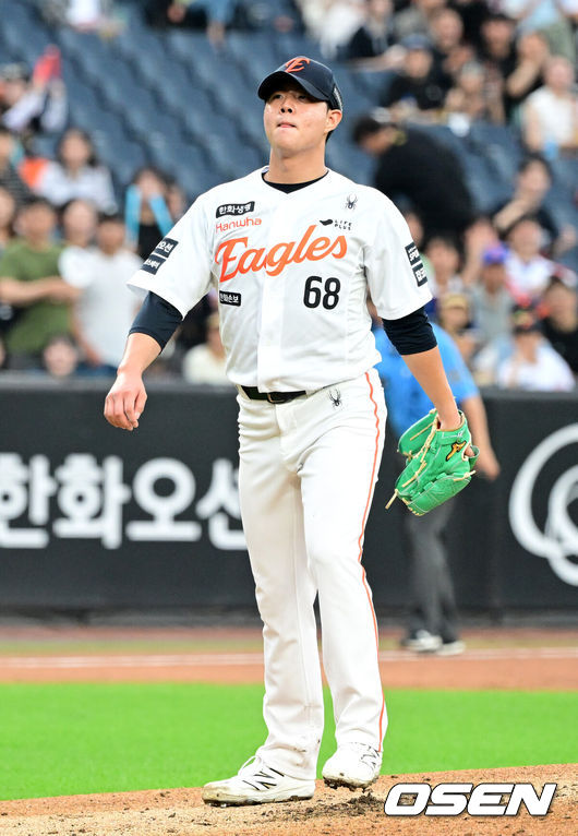 [OSEN=대전, 지형준 기자] 7일 대전 한화생명 볼파크에서 2026 신한 SOL KBO리그 한화 이글스와 NC 다이노스의 경기가 열렸다.이날 한화는 박준영, NC는 커티스 테일러가 선발로 나섰다.2회초 2사 만루에서 한화 박준영이 NC 고준휘를 삼진 처리하고 있다. 2026.07.07 / jpnews@osen.co.kr