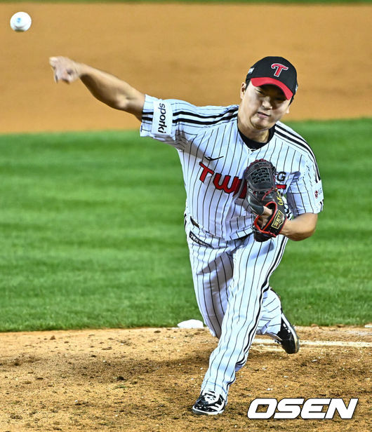 [OSEN=잠실, 이석우 기자] 8일 잠실 NC파크에서 2023 신한은행 SOL KBO 포스트시즌 한국시리즈 LG 트윈스와 KT 위즈의 2차전 경기가 열렸다. LG 트윈스 고우석이 역투하고 있다. 2023.11.08 / foto0307@osen.co.kr