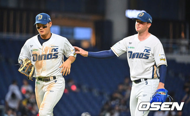 [OSEN=창원, 이석우 기자] 11일 창원NC파크에서 2026 신한 SOL KBO 리그 NC 다이노스와 KT 위즈의 경기가 열렸다. 홈팀 NC는 라일리가, 방문팀 KT는 로건이 선발 출전했다. NC 다이노스 선발투수 라일리가 2회초 2사 KT 위즈 김상수를 유격수 땅볼로 잡고 김주원과 하이파이브를 하고 있다. 2026.08.11 / foto0307@osen.co.kr