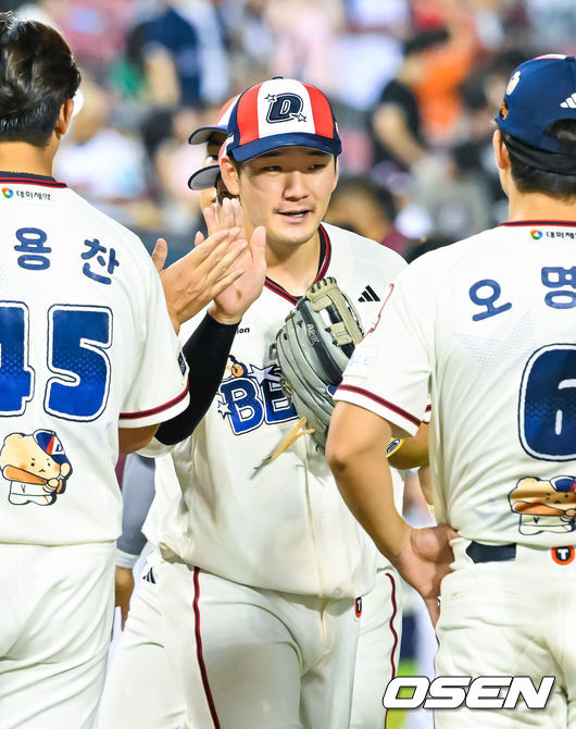 [OSEN=잠실, 민경훈 기자] 29일 서울 잠실야구장에서 ‘2026 신한 SOL Bank KBO리그’ 두산 베어스와 키움 히어로즈의 경기가 열렸다.이 경기에서 두산이 키움에 7-2로 승리했다.5위 두산은 2연패에서 탈출하며 시즌 60승(4무 52패) 고지를 밟았다. 반면 최근 3연패, 원정 5연패에 빠진 최하위 키움은 42승 3무 75패가 됐다.경기를 마치고 두산 안재석이 동료들과 하이파이브를 하고 있다. 2026.08.29 / rumi@osen.co.kr