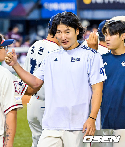 [OSEN=잠실, 민경훈 기자] 29일 서울 잠실야구장에서 ‘2026 신한 SOL Bank KBO리그’ 두산 베어스와 키움 히어로즈의 경기가 열렸다.이 경기에서 두산이 키움에 7-2로 승리했다.5위 두산은 2연패에서 탈출하며 시즌 60승(4무 52패) 고지를 밟았다. 반면 최근 3연패, 원정 5연패에 빠진 최하위 키움은 42승 3무 75패가 됐다.경기를 마치고 두산 곽빈이 코치진들과 하이파이브를 하고 있다.  2026.08.29 / rumi@osen.co.kr