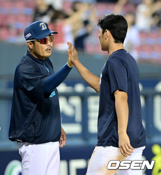 [OSEN=잠실, 최규한 기자] 프로야구 NC 다이노스가 LG 트윈스를 꺾고 4연패에서 벗어났다.NC는 27일 잠실구장에서 열린 2026 KBO리그 LG와 경기에서 20안타를 터뜨리며 13-3으로 크게 승리했다.선발투수토다는 6이닝 동안 108구를 던지며 8피안타 1볼넷 3탈삼진 3실점, 퀄리티 스타트로 시즌 7승째를 기록했다.경기를 마치고 승리한 NC 이호준 감독과 김주원이 인사를 나누고 있다. 2026.08.27 / dreamer@osen.co.kr