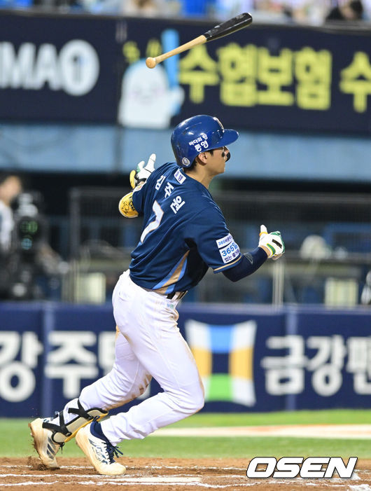 [OSEN=잠실, 최규한 기자] 27일 서울 잠실야구장에서 ‘2026 신한 SOL Bank KBO리그’ LG 트윈스와 NC 다이노스의 경기가 열렸다.홈팀 LG는 박시원, 방문팀 NC는 토다 나츠키를 선발로 내세웠다.6회초 2사 2루 상황 NC 김주원이 달아나는 1타점 적시타를 날리고 있다. 2026.08.27 / dreamer@osen.co.kr