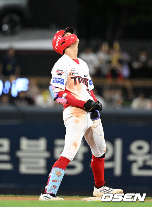 [OSEN=광주, 이대선 기자] 29일 광주-기아 챔피언스필드에서 2026 신한 SOL KBO리그 KIA 타이거즈와 SSG 랜더스의 경기가 열렸다.이날 KIA는 올러, SSG은 아빌라를 선발로 내세웠다.10회말 무사에서 KIA 박재현이 우전 2루타를 치고 환호하고 있다. 2026.08.29 /sunday@osen.co.kr