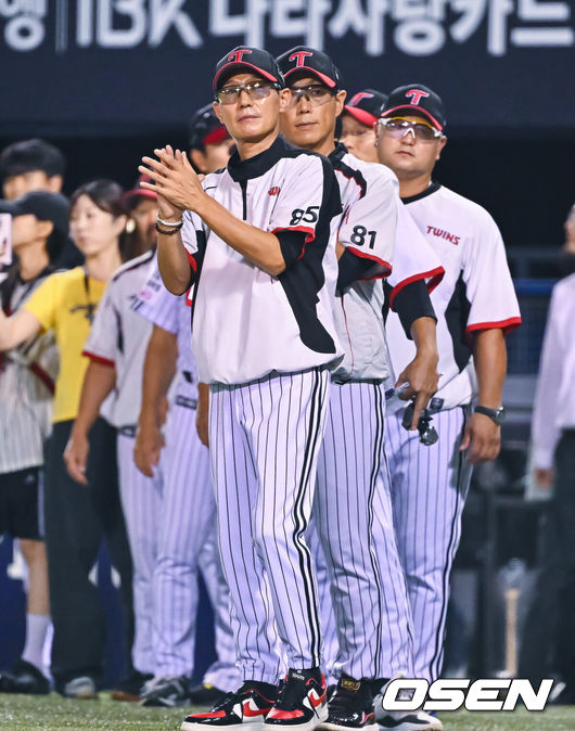 [OSEN=잠실, 박준형 기자] 프로야구LG 트윈스가 NC 다이노스를 꺾고 66일 만에 3연승을 달렸다.LG는 26일 서울 잠실구장에서 열린 2026 KBO리그NC와 경기에서 홈런 3방을 앞세워 8-0으로 승리했다.경기종료 후 LG 염경엽 감독이 박수를 치며 선수들을 독려하고 있다.  2026.08.26 / soul1014@osen.co.kr
