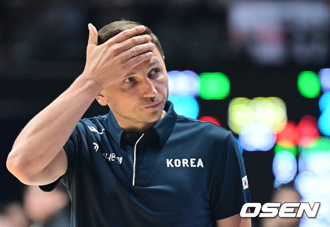 [OSEN=고양, 최규한 기자] 3일 오후 경기도 고양 소노 아레나에서 ’2027 FIBA 카타르 농구월드컵’ 아시아 예선 1라운드 5차전 대한민국과 대만의 경기가 열렸다.니콜라스 마줄스 감독이 이끄는 한국 남자농구대표팀은 이날 경기에서 대만을 잡으면 최소 조 3위를 확정짓고 아시아예선 2라운드로 향한다.2쿼터, 한국 니콜라스 마줄스 감독이 작전타임을 요청한 뒤 생각에 잠겨있다. 2026.07.03 / dreamer@osen.co.kr