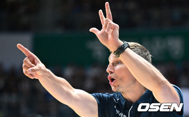 [OSEN=고양, 최규한 기자] 3일 오후 경기도 고양 소노 아레나에서 ’2027 FIBA 카타르 농구월드컵’ 아시아 예선 1라운드 5차전 대한민국과 대만의 경기가 열렸다.니콜라스 마줄스 감독이 이끄는 한국 남자농구대표팀은 이날 경기에서 대만을 잡으면 최소 조 3위를 확정짓고 아시아예선 2라운드로 향한다.2쿼터, 한국 니콜라스 마줄스 감독이 작전 지시를 내리고 있다. 2026.07.03 / dreamer@osen.co.kr