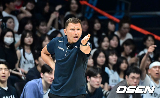 [OSEN=고양, 최규한 기자] 3일 오후 경기도 고양 소노 아레나에서 ’2027 FIBA 카타르 농구월드컵’ 아시아 예선 1라운드 5차전 대한민국과 대만의 경기가 열렸다.니콜라스 마줄스 감독이 이끄는 한국 남자농구대표팀은 이날 경기에서 대만을 잡으면 최소 조 3위를 확정짓고 아시아예선 2라운드로 향한다.3쿼터, 한국 니콜라스 마줄스 감독이 작전 지시를 내리고 있다. 2026.07.03 / dreamer@osen.co.kr