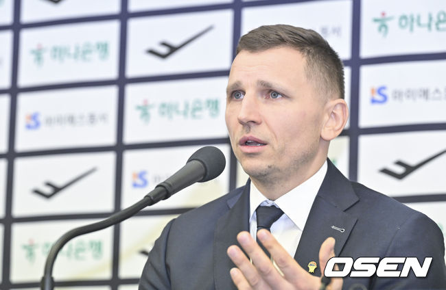 16일 오전 한국프레스센터 기자회견장에서 열린 '남자농구 국가대표팀 니콜라이스 마줄스 감독 취임' 공식 기자회견에서 니콜라이스 마줄스 감독이 기자 질의에 답변하고 있다. 2026.1.16 대한민국농구협회 