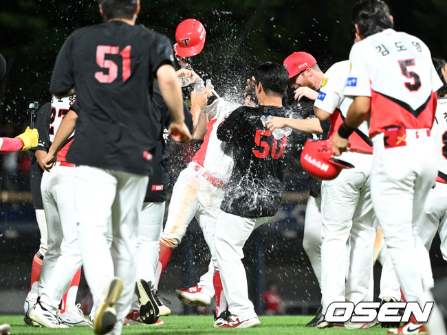 [OSEN=광주, 이대선 기자] KIA 타이거즈가 또 극적인 역전승을 따냈다.KIA는 29일 광주-기아 챔피언스필드에서 열린 2026 신한은행 SOL KBO리그 SSG 랜더스와의 팀간 13차전을 2-1로 승리했다. 7회까지 상대 선발 페드로 아빌라에 무득점으로 끌려갔지만 8회 박재현의 동점 2루타가 터졌다. 이어 연장 10회말 박정우의 끝내기타를 앞세워 3연승을 달렸다.10회말 1사 만루에서 끝내기 안타를 친 KIA 박정우가 환호하고 있다. 2026.08.29 /sunday@osen.co.kr