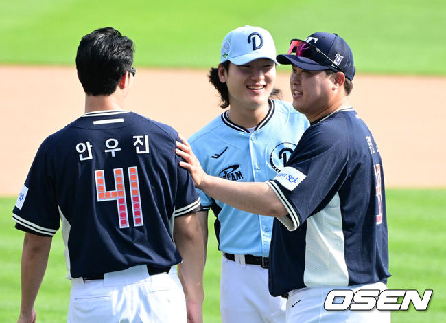 [OSEN=잠실, 지형준 기자] 11일 서울 잠실야구장에서 ‘2026 신한 SOL KBO 올스타전’이 진행됐다.1982년 개장 이후 마지막 잠실 올스타전에서 양의지, 류현진 등 베테랑들의 기록 도전과 27명의 첫 올스타 출전 신예들이 맞붙는 가운데, 나눔의 5연승과 드림의 7년 만의 승리 여부가 관심을 모은다.키움 안우진, 두산 곽빈, 한화 류현진이 이야기를 나누고 있다. 2026.07.11 / jpnews@osen.co.kr
