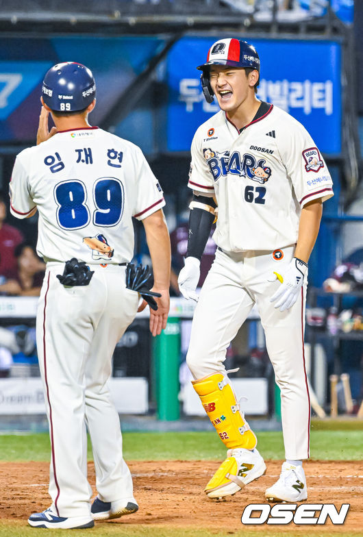 [OSEN=잠실, 민경훈 기자] 29일 서울 잠실야구장에서 ‘2026 신한 SOL Bank KBO리그’ 두산 베어스와 키움 히어로즈의 경기가 열렸다.이날 경기에서 두산은 곽빈, 키움은 안우진을 선발로 내세운다.5회말 2사 주자 1루 두산 안재석이 우중월 투런 홈런을 때린 후 홈을 밟으며 기뻐하고 있다. 2026.08.29 / rumi@osen.co.kr