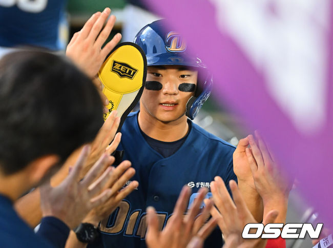 [OSEN=부산, 이석우 기자] 14일 부산 사직야구장에서 2026 신한 SOL KBO 리그 롯데 자이언츠와 NC 다이노스의 경기가 열렸다. 홈팀 롯데는 김진욱이, 방문팀 NC는 토다가 선발 출전했다.NC 다이노스 김주원이 1회초 2사 3루 김휘집의 좌익수 앞 1타점 안타때 득점을 올리고 하이파이브를 하고 있다. 2026.08.14 / foto0307@osen.co.kr