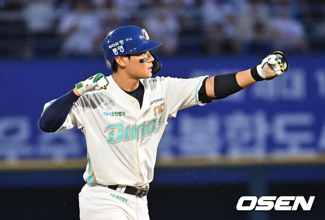 [OSEN=창원, 이석우 기자] 22일 창원NC파크에서 2026 신한 SOL KBO 리그 NC 다이노스와 삼성 라이온즈의 경기가 열렸다. 홈팀 NC는 원종해가, 방문팀 삼성은 이승현이 선발 출전했다. NC 다이노스 김주원이 1회말 좌중간 2루타를 치고 세리머니를 하고 있다. 2026.08.22 / foto0307@osen.co.kr