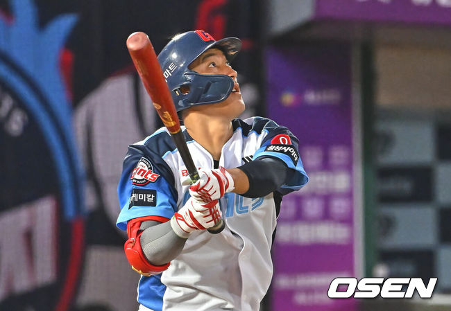 [OSEN=부산, 이석우 기자] 31일 부산 사직야구장에서 2026 신한 SOL KBO 리그 롯데 자이언츠와 삼성 라이온즈의 경기가 열렸다. 홈팀 롯데는 김진욱이, 방문팀 삼성은 원태인이 선발 출전했다.롯데 자이언츠 노진혁이 4회말 1사 2,3루 중견수 희생 플라이를 치고 있다. 2026.07.31 / foto0307@osen.co.kr