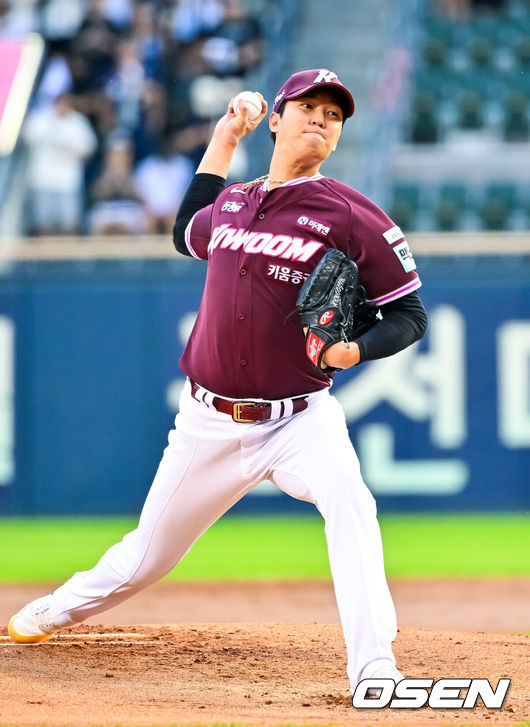 [OSEN=잠실, 민경훈 기자] 29일 서울 잠실야구장에서 ‘2026 신한 SOL Bank KBO리그’ 두산 베어스와 키움 히어로즈의 경기가 열렸다.이날 경기에서 두산은 곽빈, 키움은 안우진을 선발로 내세운다.마운드 위에서 키움 선발 안우진이 힘차게 공을 뿌리고 있다. 2026.08.29 / rumi@osen.co.kr