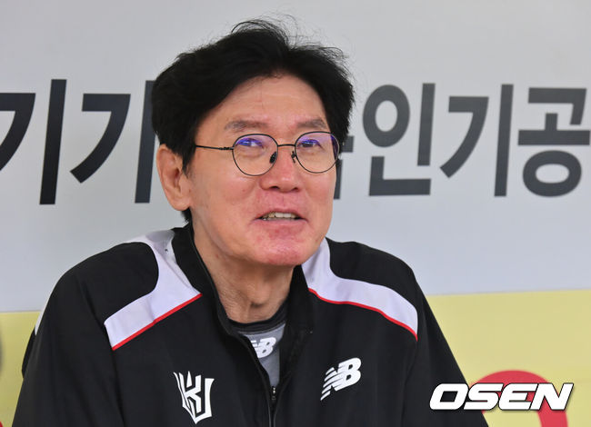 [OSEN=대구, 이석우 기자] 29일 대구삼성라이온즈파크에서 2026 신한 SOL KBO 리그 삼성 라이온즈와 KT 위즈의 경기가 열린다. 홈팀 삼성은 페덱이, 방문팀 KT는 로건이 선발 출전한다. KT 위즈 이강철 감독이 기자들과 인터뷰를 하고 있다. 2026.08.29 / foto0307@osen.co.kr