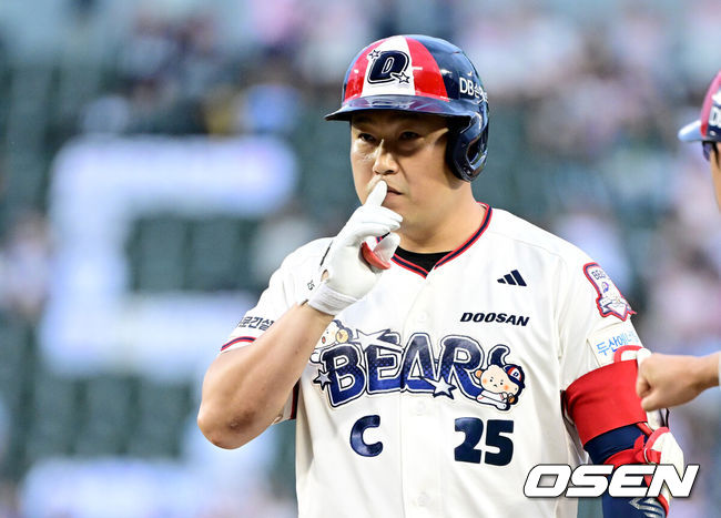 [OSEN=잠실, 최규한 기자] 30일 서울 잠실야구장에서 ‘2026 신한 SOL Bank KBO리그’ 두산 베어스와 키움 히어로즈의 경기가 열렸다.홈팀 두산은 최민석, 방문팀 키움은 전준표를 선발로 내세웠다.1회말 무사 2, 3루 상황 두산 양의지가 달아나는 2타점 적시타를 날리고 1루에 안착해 기뻐하고 있다. 2026.08.30 / dreamer@osen.co.kr