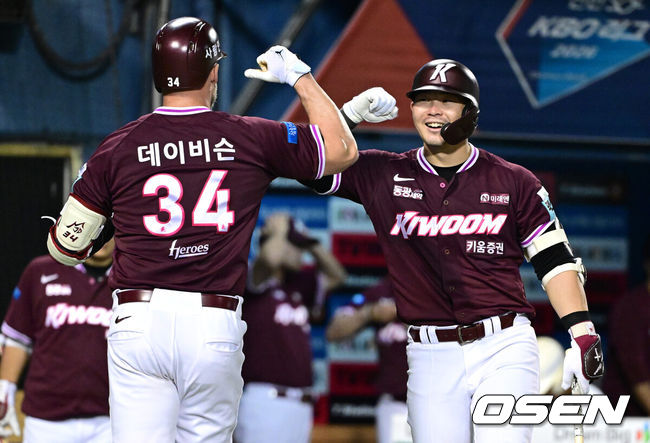 [OSEN=잠실, 최규한 기자] 30일 서울 잠실야구장에서 ‘2026 신한 SOL Bank KBO리그’ 두산 베어스와 키움 히어로즈의 경기가 열렸다.홈팀 두산은 최민석, 방문팀 키움은 전준표를 선발로 내세웠다.6회초 무사 선두타자로 나선 키움 데이비슨이 추격의 중월 솔로포를 날리고 홈을 밟은 뒤 히우라와 기뻐하고 있다. 2026.08.30 / dreamer@osen.co.kr