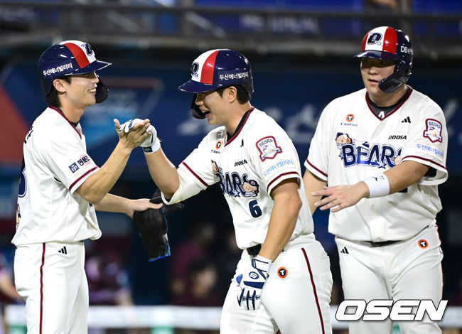 [OSEN=잠실, 최규한 기자] 30일 서울 잠실야구장에서 ‘2026 신한 SOL Bank KBO리그’ 두산 베어스와 키움 히어로즈의 경기가 열렸다.홈팀 두산은 최민석, 방문팀 키움은 전준표를 선발로 내세웠다.8회말 무사 1, 2루 상황 두산 오명진이 달아나는 우월 스리런포를 날리고 홈을 밟은 뒤 이유찬-김기연과 기뻐하고 있다. 2026.08.30 / dreamer@osen.co.kr