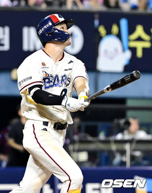 [OSEN=잠실, 최규한 기자] 30일 서울 잠실야구장에서 ‘2026 신한 SOL Bank KBO리그’ 두산 베어스와 키움 히어로즈의 경기가 열렸다.홈팀 두산은 최민석, 방문팀 키움은 전준표를 선발로 내세웠다.5회말 2사 1루 상황 두산 안재석이 달아나는 우월 투런포를 날리고 타구를 바라보고 있다. 2026.08.30 / dreamer@osen.co.kr