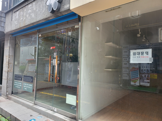 곳곳에 '임대'가 붙어있는 대구 중구 동성로. 전자상거래의 발달로 쇠퇴를 거듭하고 있다. 대구=백경서 기자 
