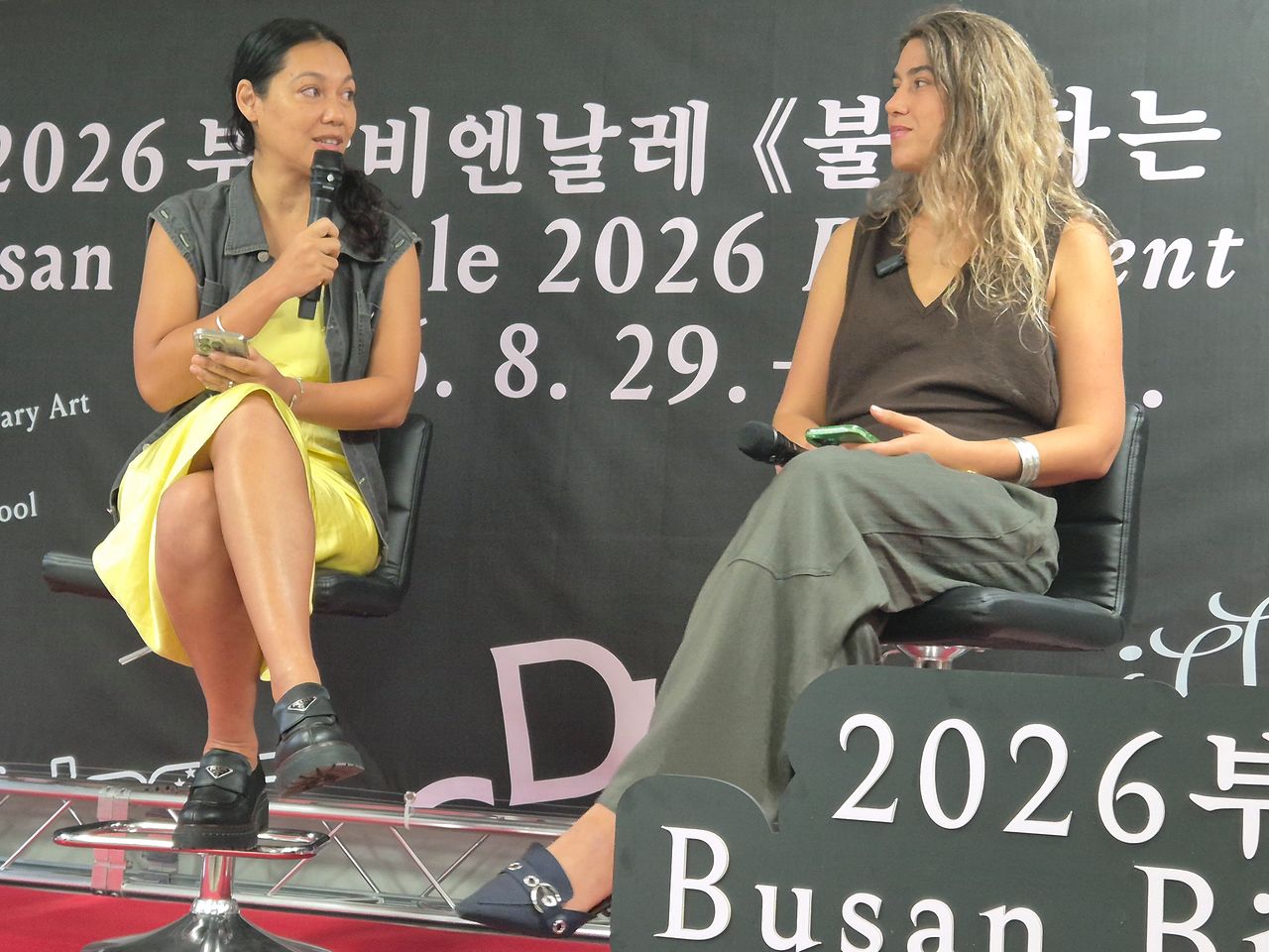 발언하는 아말 칼라프(왼쪽), 에블린 사이먼스 2026 부산비엔날레 공동감독. 권근영 기자 