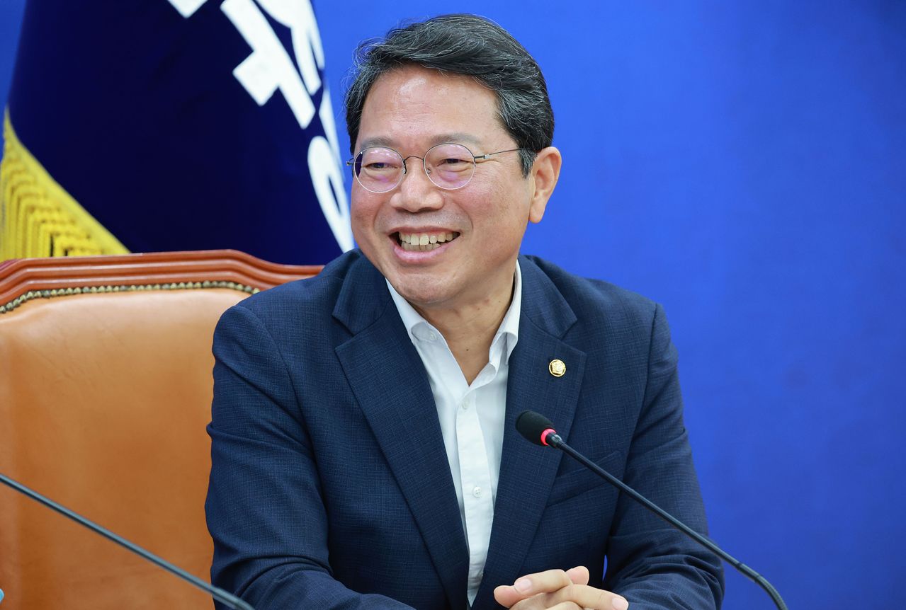 법무부장관 후보자로 지명된 김승원 간사가 30일 국회에서 조희대 대법원장 불출석 사유서 제출 관련 기자간담회 중 환하게 웃고 있다. 김종호 기자 
